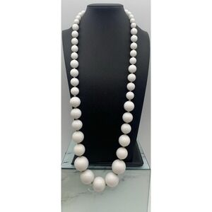 Vintage Chunky Graduated White Acrylic Beaded Necklace Silver Tone Spacers 28"